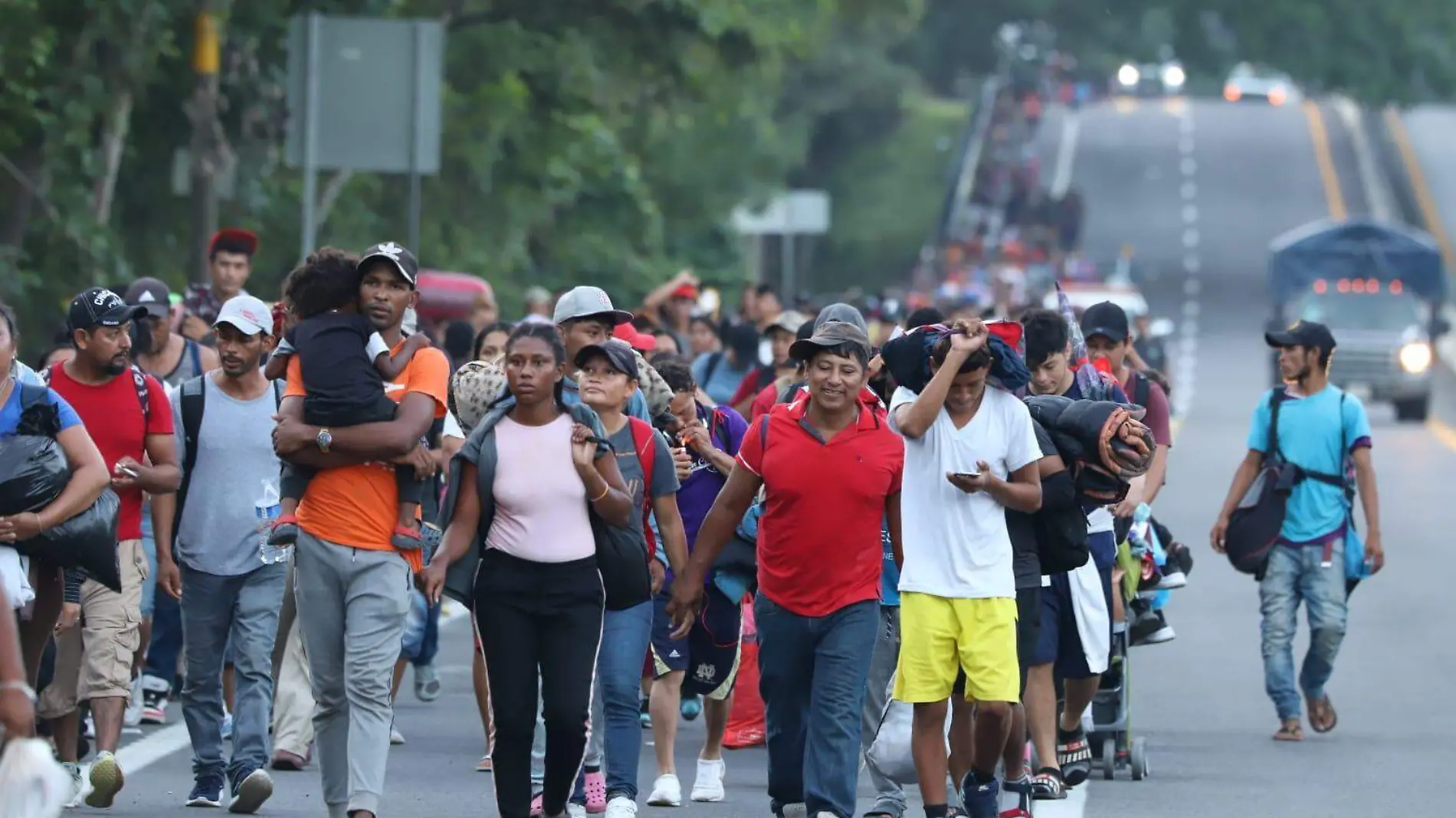 migrantes caminando en carretera